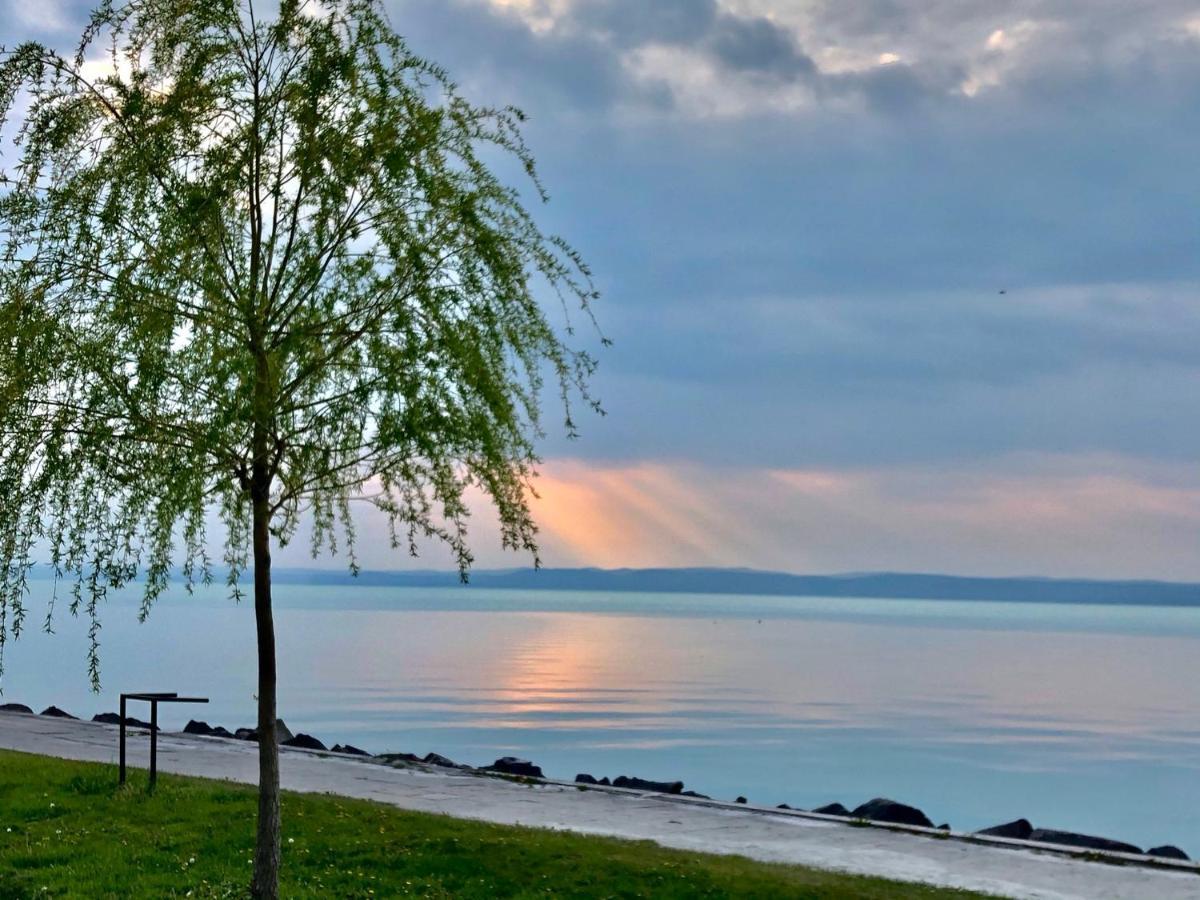 Siofoki Vizparti Nyaralo - Lakeside Apartment Esterno foto