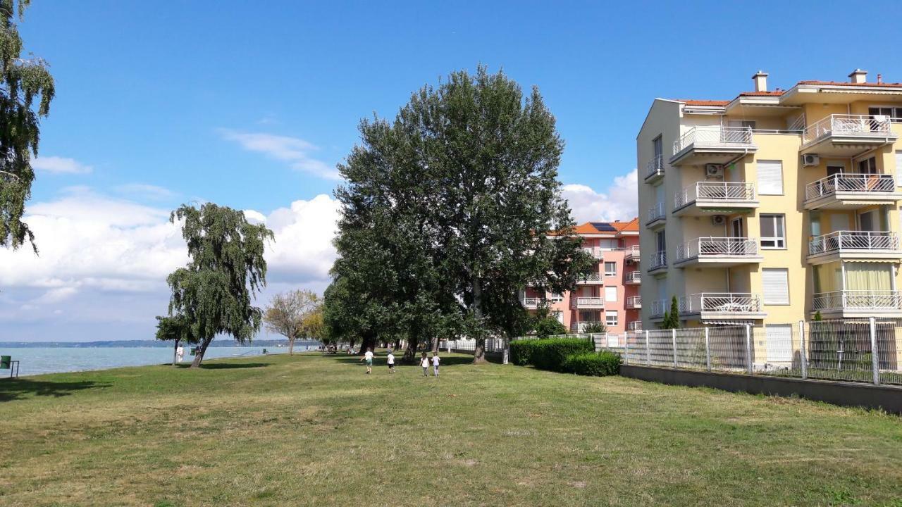Siofoki Vizparti Nyaralo - Lakeside Apartment Esterno foto