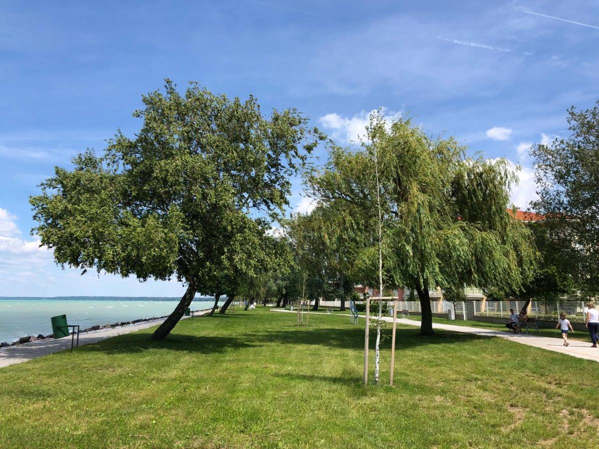 Siofoki Vizparti Nyaralo - Lakeside Apartment Esterno foto